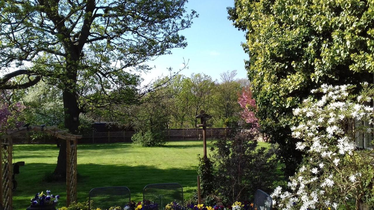 Heath House Bed & Breakfast Dewsbury Exterior photo